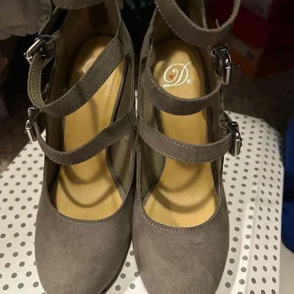 Elegant Gray Women's Heels - Picture 2 of 4